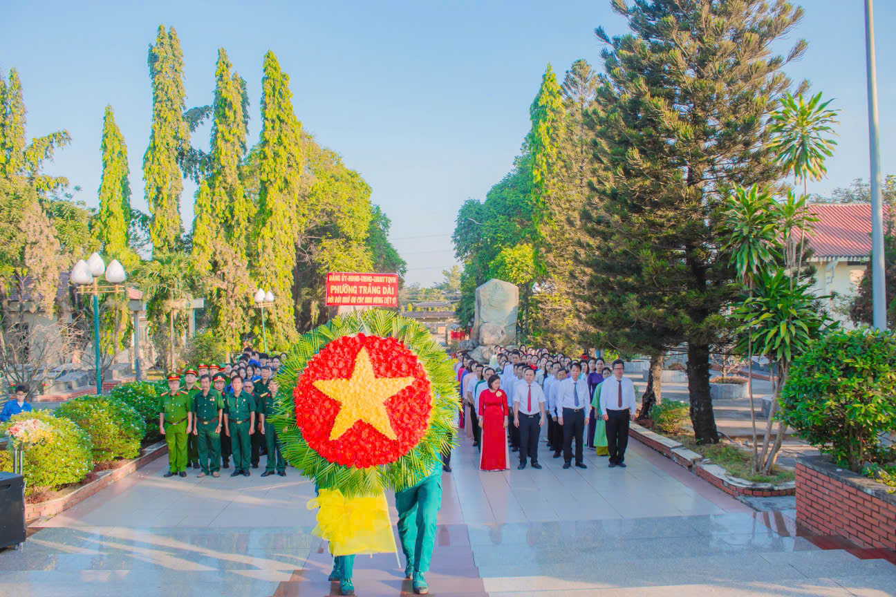Lẵng hoa mang dòng chữ Đảng ủy-HĐND-UBND-UBMTTQVN phường Trảng Dài đời đời nhớ ơn các anh hùng liệt sĩ
